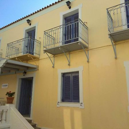 Old Harbor Apartments Spetses Town Екстер'єр фото