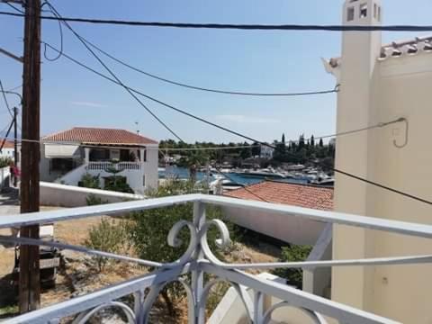 Old Harbor Apartments Spetses Town Екстер'єр фото