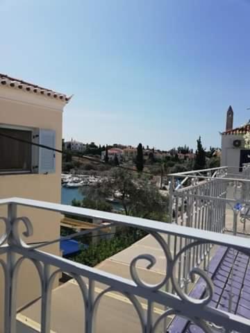 Old Harbor Apartments Spetses Town Екстер'єр фото