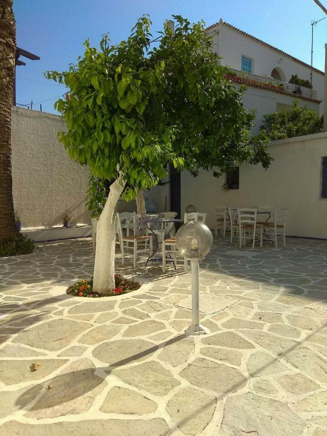 Old Harbor Apartments Spetses Town Екстер'єр фото