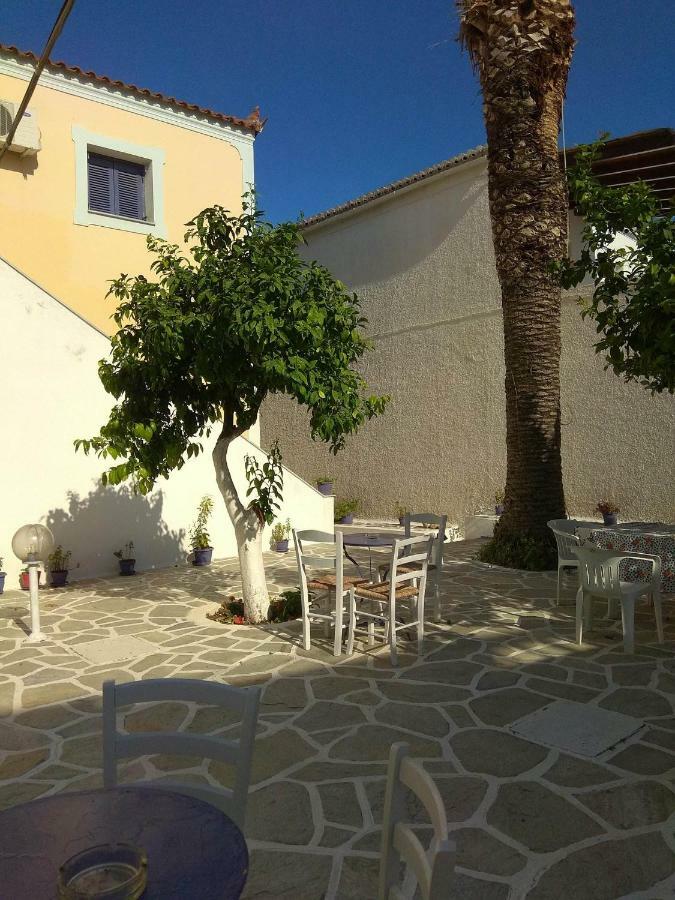 Old Harbor Apartments Spetses Town Екстер'єр фото