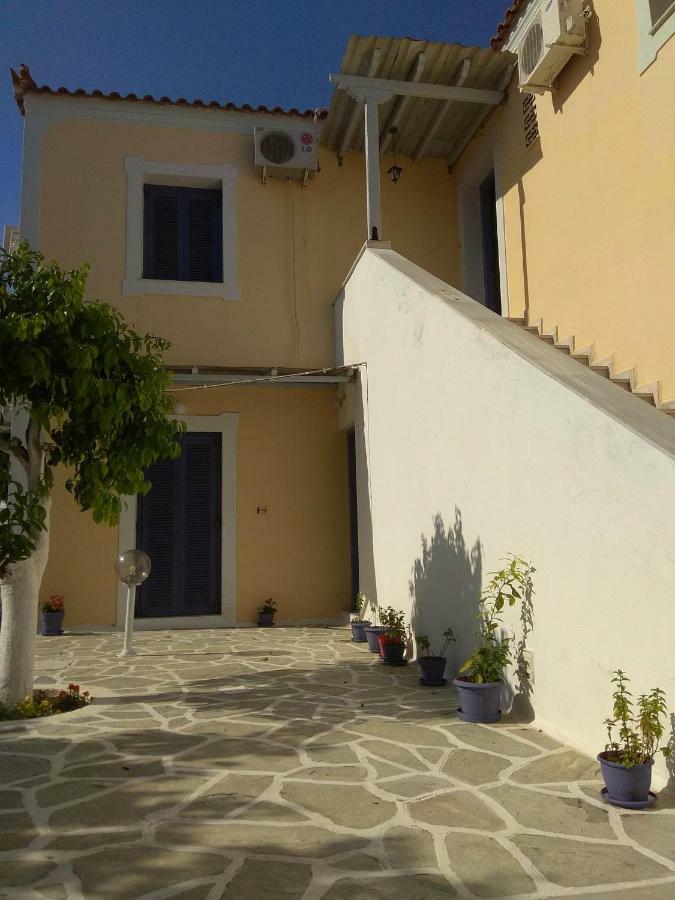 Old Harbor Apartments Spetses Town Екстер'єр фото