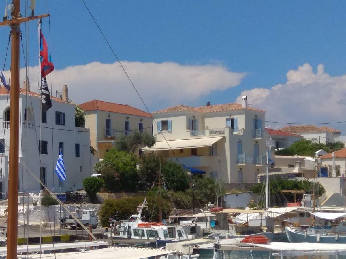 Old Harbor Apartments Spetses Town Екстер'єр фото